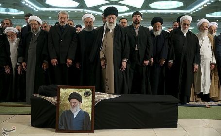 اقامه نماز بر پیکر آیت‌الله هاشمی شاهرودی توسط امام خامنه‌ای